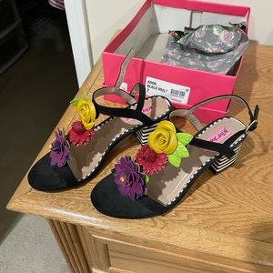 Betsey Johnson multicolored flowered sandal. SZ 7